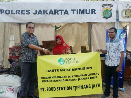 Food Station Tjipinang Jaya Serahkan Bantuan Korban Kebakaran Asrama Polisi 