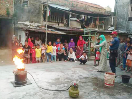 20 Warga RW 06 Pasar Minggu Disosialisasi Penanggulangan Kebakaran