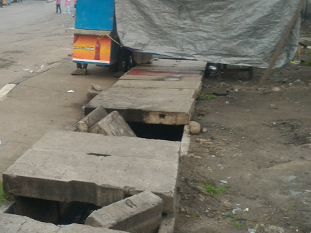 Blok Beton Penutup Saluran Jl RE Maradinata Banyak Yang Amblas