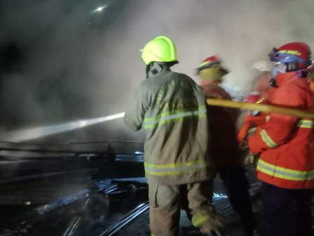 Lima Mobil Pemadam Atasi Kebakaran di Pondok Bambu 