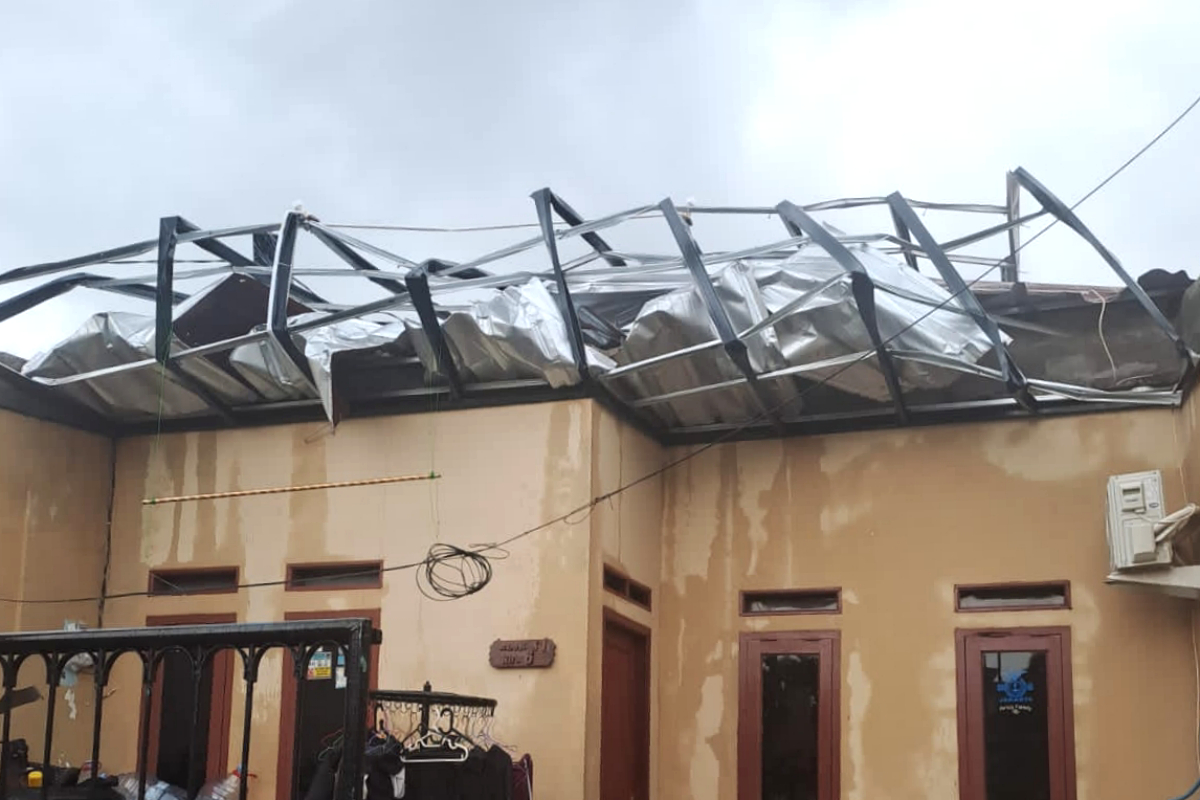 Salah satu Rumah yang rusak diterjang angin kencang di Semper Timur 