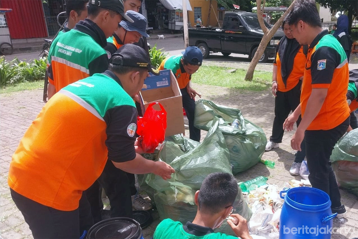 Kegiatan grebek pilah sampah di Rusun Pesakih