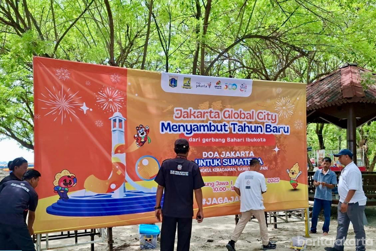 Persiapan panggung hiburan Malam Tahun Baru di Kepulauan Seribu