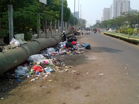 Tidak Ada Tps, Sampah Menumpuk Di Jln Benyamien Sueb