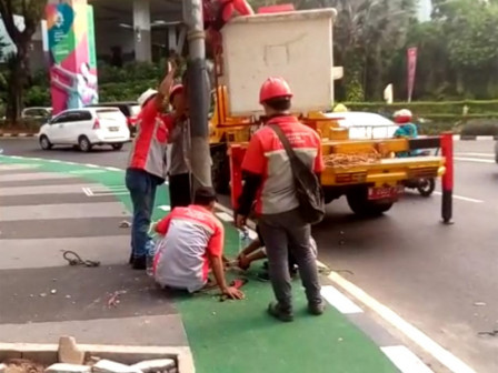  Sudin PE Pindahkan Tiang Lampu PJU Yang Menghalangi Jalur Sepeda 