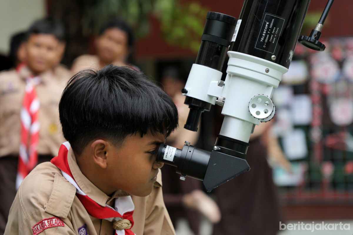 Salah satu siswa SDN Pela Mampang 12 Diedukasi Astronomi