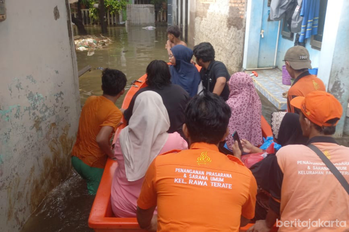 Personel Gabungan Evakuasi Ibu Akan Melahirkan di Rawa Terate