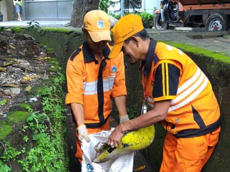 Saluran Air di Kelurahan Kramat Pela di Bersihkan