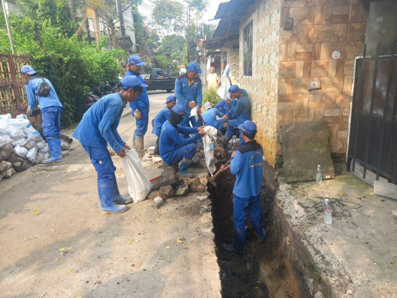 SDA Jakpus Normalisasi Saluran Air di Jalan Percetakan Negara VB 