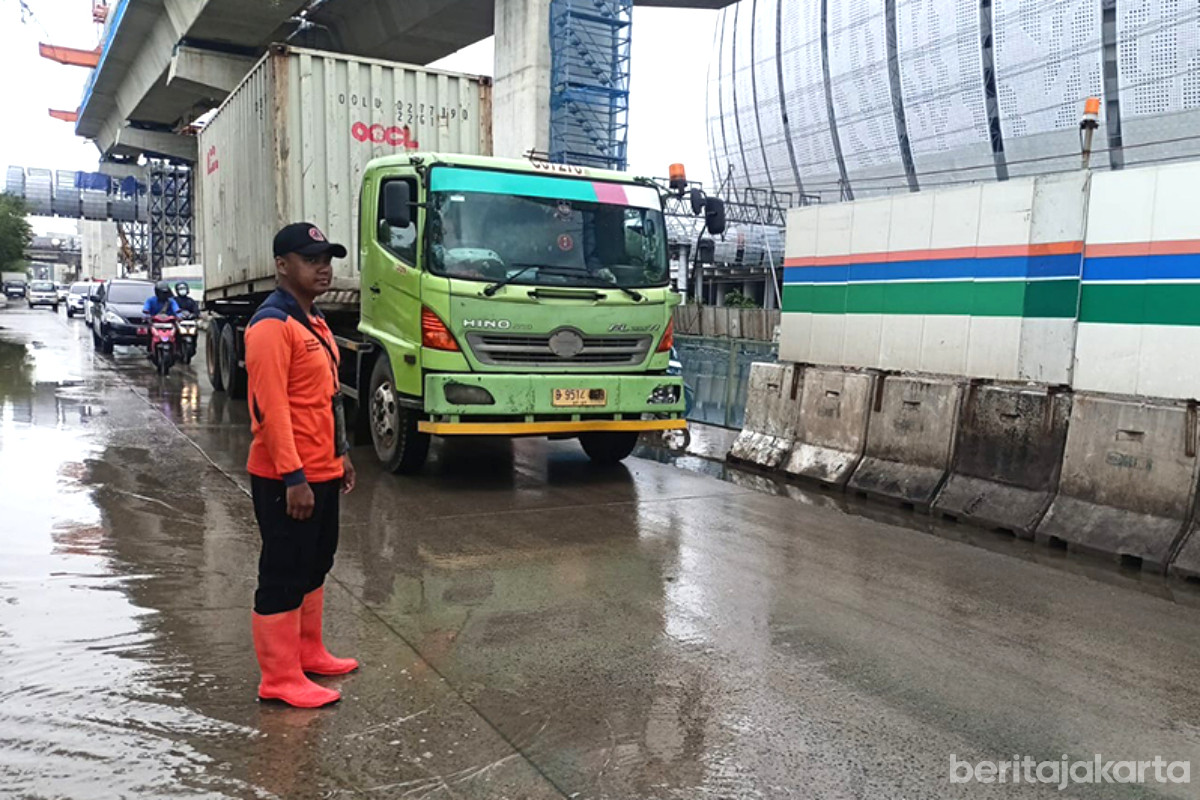 Petugas BPBD melakukan pengawasan lokasi yang terkena Banjir Rob