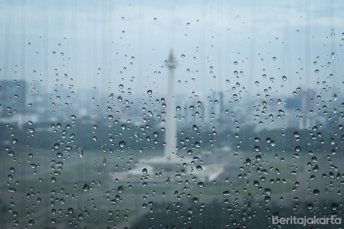 Hujan ringan basahi kawasan Monas dan sekitarnya
