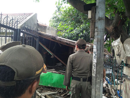 10 Bangunan Liar di Duren Sawit Dibongkar