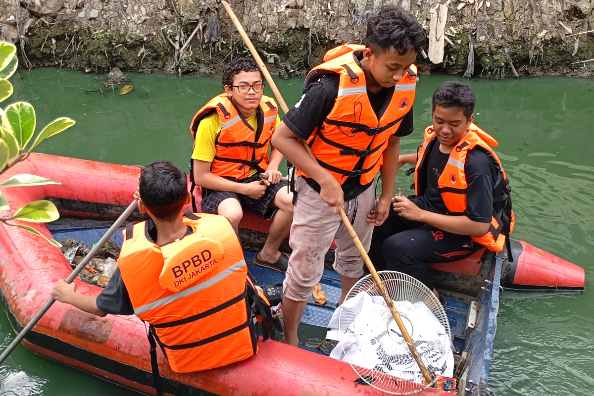 Sejumlah Remaja RW 05 Rawa Terate aktif membersihkan Kali Cakung Lama