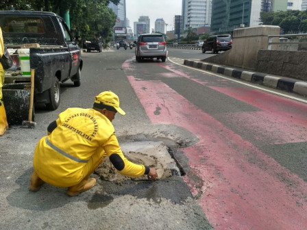 Tutup Saluran Air di Jalan Gatot Subroto Diperbaiki