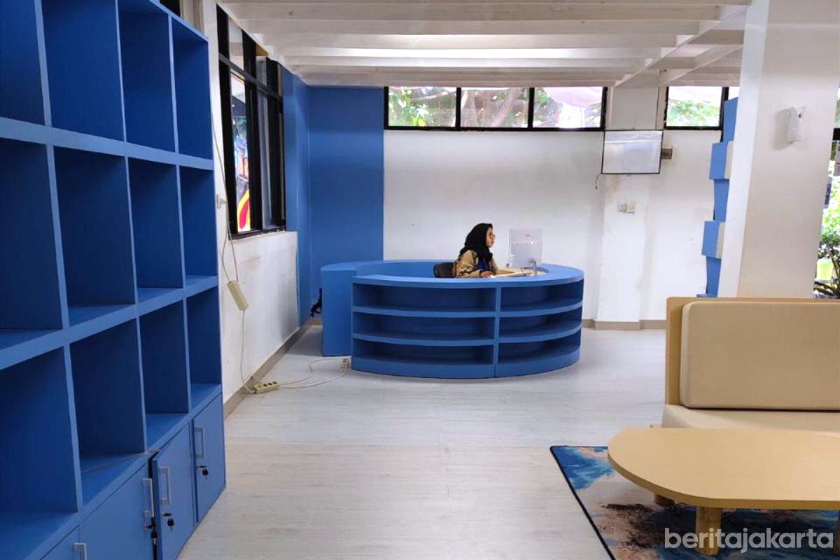 Petugas administrasi fokus bekerja saat revitalisasi Perpustakaan Umum Kepulauan Seribu