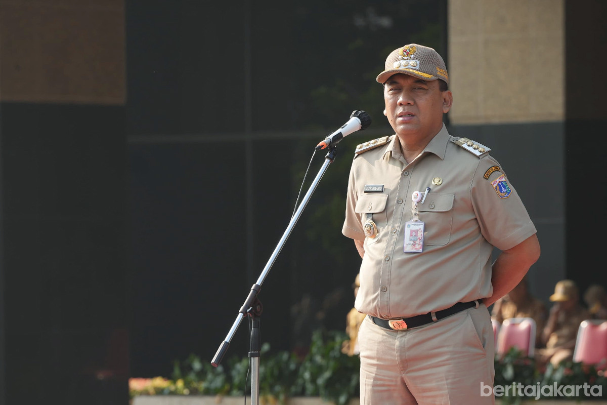 Wali Kota Jakarta Barat,  Uus Kuswanto saat memimpin apel di halaman kantor