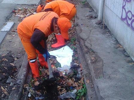 500 Karung Berisi Sedimen Lumpur di Angkut di Jalan Raya Kebayoran Lama