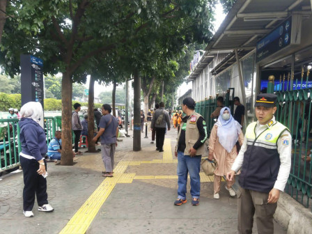 Petugas Ganbungan Kelurahan Pejaten Timur Tertibkan PKL Liar di Sekitar Stasiun Pasar Minggu 