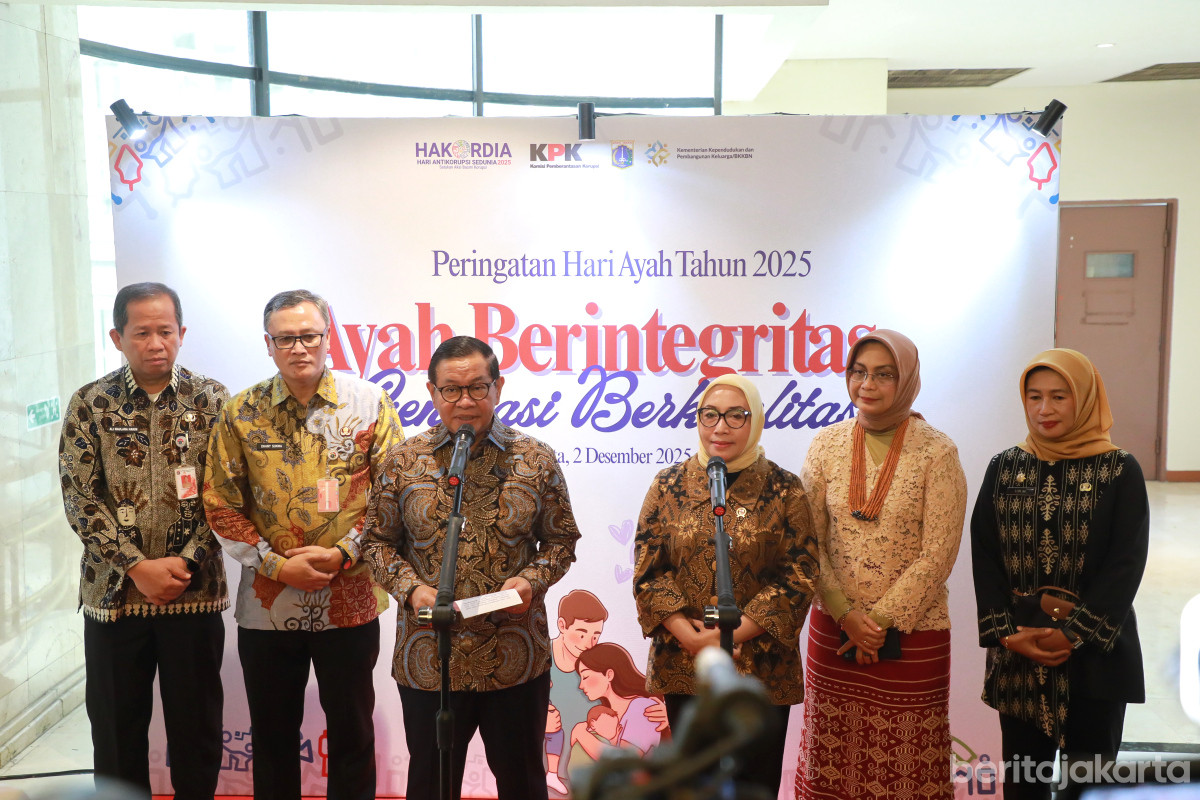 Gubernur DKI Jakarta dan Menteri PPPA RI setelah peringatan Hari Ayah Nasional Tahun 2025