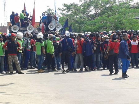 Demo Buruh di KBN Cakung Ricuh