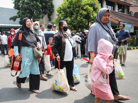 Ribuan Warga Sambut Gembira Penjualan Sembako Murah di Gropet