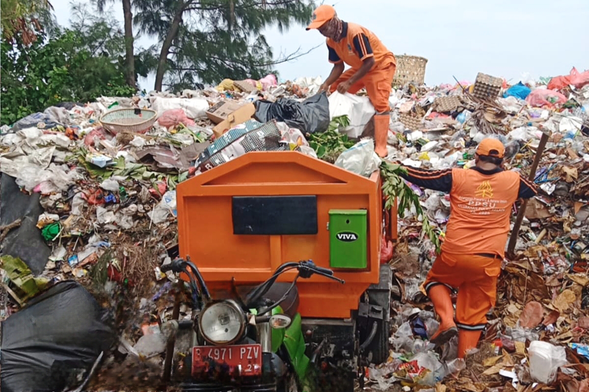 Petugas PPSU mengumpulkan sampah dari kawasan Pulau Kelapa