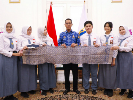 Heru Terima Batik Serat Daun Nanas dari Siswa SMA Negeri 81 Jakarta