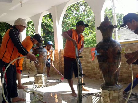 PPSU Pulau Tidung Membersihkan Tempat Ibadah Sambut Bulan Ramadhan