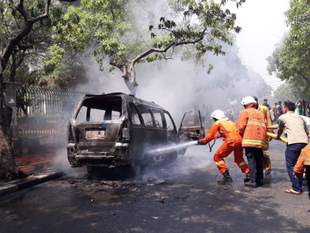  Dua Unit Pemadam Atasi Kebakaran Angkot di Koja 