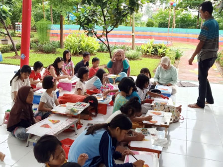 Puluhan Anak Anak Dilatih Belajar Melukis di RPTRA Penjaringan Indah