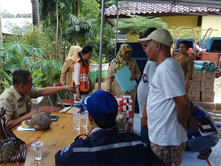 Sudinsos Jaksel serahkan bantuan logistik korban kebakaran Kebayoran Baru