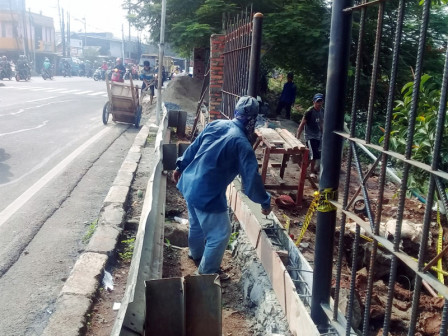  Pagar Pembatas Jalur Hijau di Jl Raya Bogor Diperbaiki