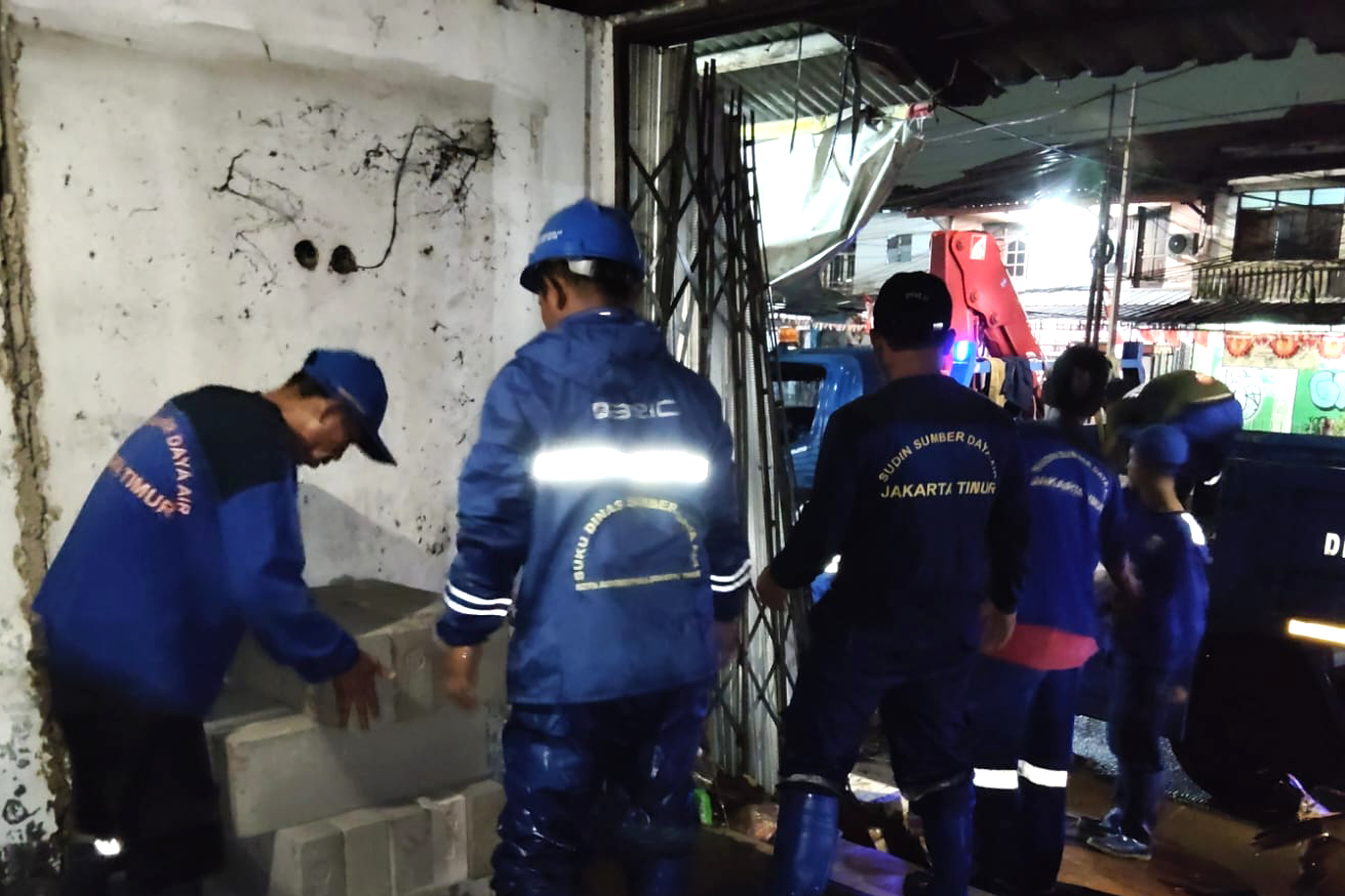 Pasukan Biru menangani Tembok Kios Jebol Pemicu Kali Baru Meluap
