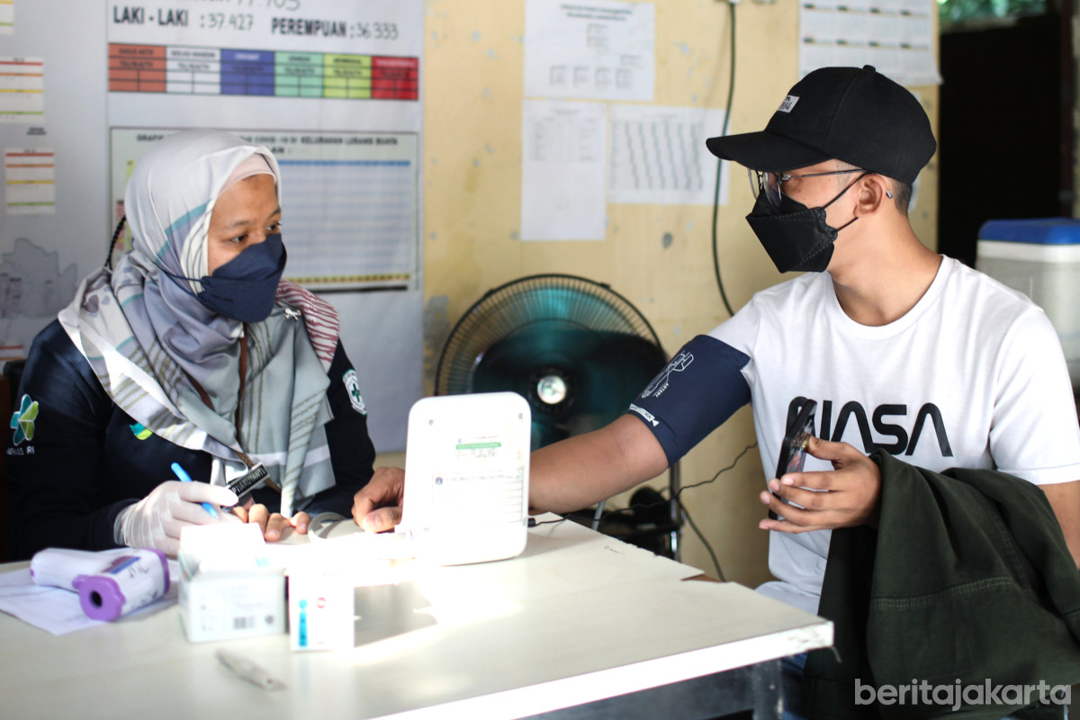 Seorang warga memeriksakan kesehatan ke Puskesmas terdekat