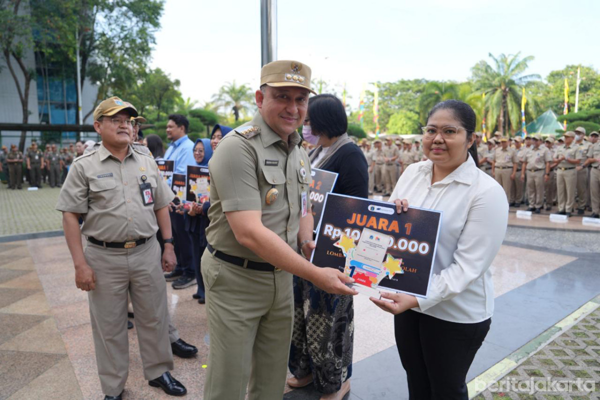 Hendra Hidayat menyerahkan hadiah kepada pemenang lomba perpustakaan sekolah Jakarta Utara