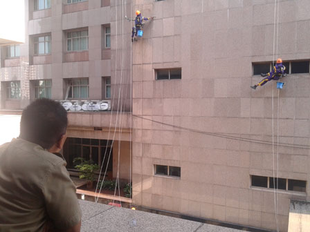 Pemanjat Gedung Bersihkan Kantor Walikota Jakarta Selatan