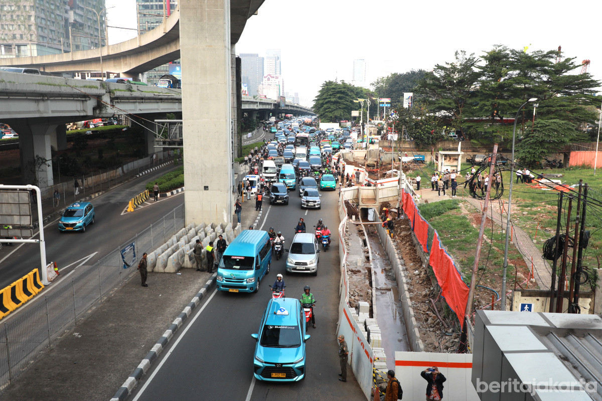 Sejumlah kendaraan melintas di kawasan ujicoba rekayasa lalin Jl TB Simatupang