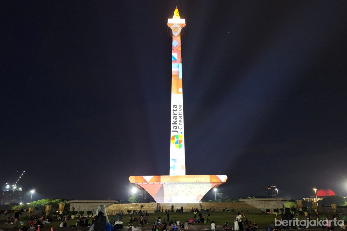 Video Mapping Monas Hibur Pengunjung Malam Tahun Baru