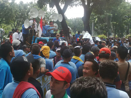  Taman Depan Balaikota Rusak Terinjak Pendemo