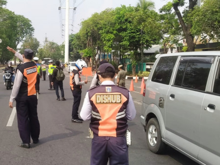 Personel Gabungan Razia Tilang Uji Emisi di Jl Pemuda