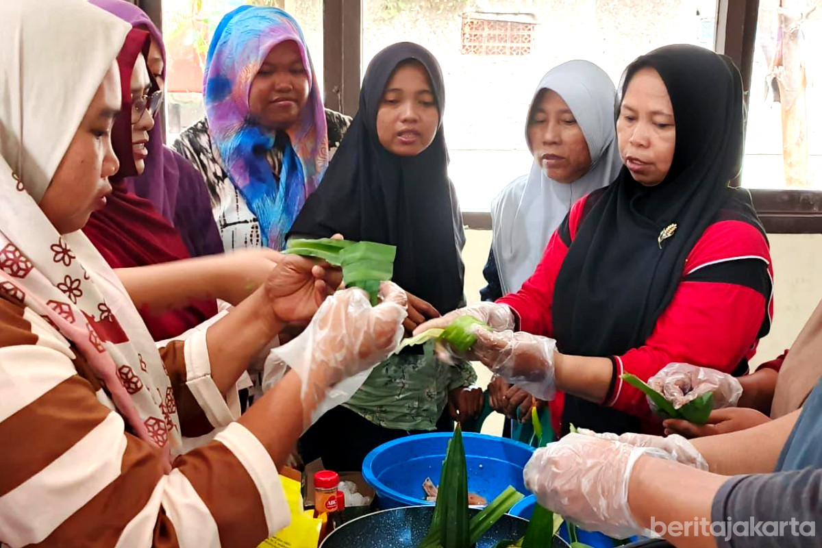 Sejumlah peserta antusias mengikuti pelatihan menu olahan yang dipraktikan