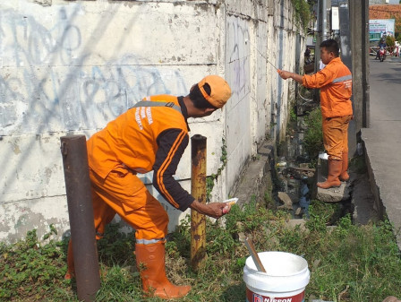 Lima Personel PPSU Bersihkan Coretan di Jalan Bulak Teko