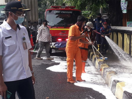  Personel Gabungan Bersihkan Trotoar Jl KRT Radjiman