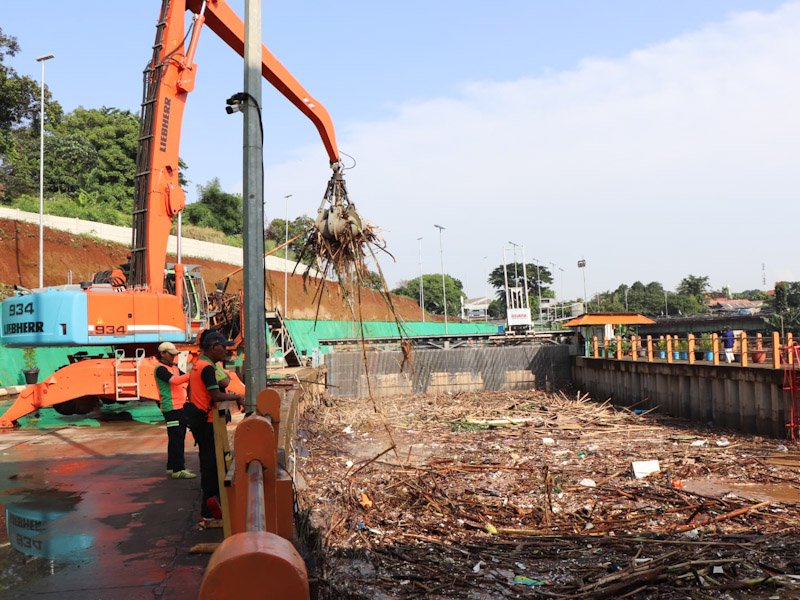  1.500 Ton Sampah Diangkut dari Saringan Sampah Ciliwung TB Simatupang 