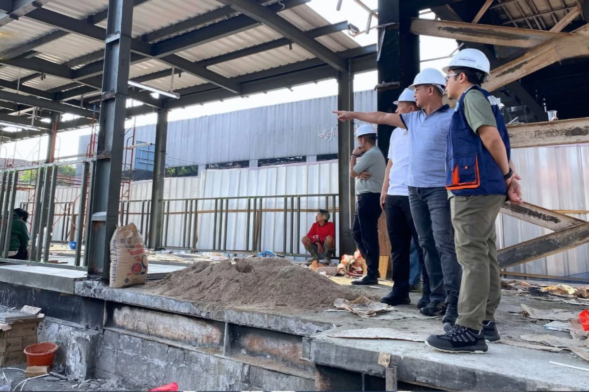 Jajaran Dishub DKI Jakarta dan PT Transjakarta meninjau perbaikan Halte Senen Sentral, Sabtu (6/9)