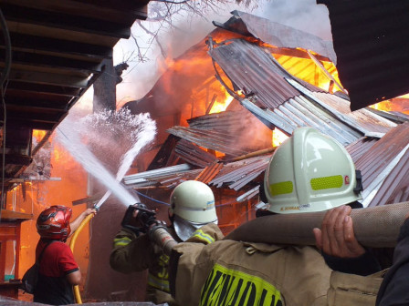  135 Personel Gulkarmat Berhasil Padamkan Kebakaran di RT08/08, Grogol Selatan 