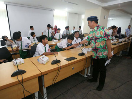 Siswa SDI Al Azhar Kebayoran Lama Berkunjung ke DPRD DKI 