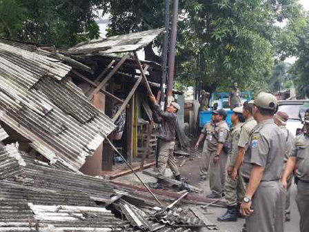 17 Lapak PKL di Pejaten Timur Dibongkar