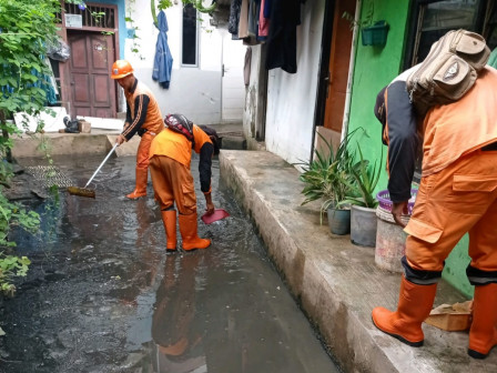 Personel PPSU Bersihkan Sampah di Kembangan Utara