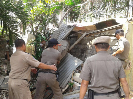 Bangunan Semi Permanen di Fasos Fasum Jl TB Simatupang Ditertibkan